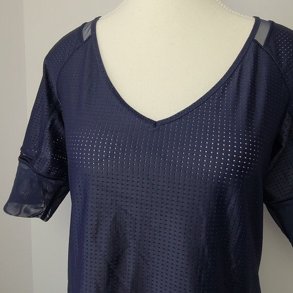 Lululemon Athletica Var-City Deep Navy 1/2 Sleeve V-Neck Shirt Women’s PTP 16" - Picture 8 of 10